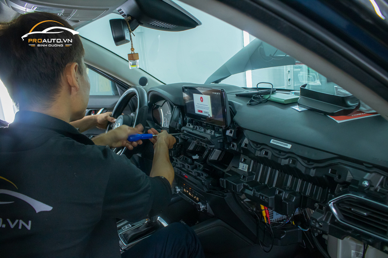 Thi công lắp đặt màn hình android ô tô Gotech tại ProAuto.vn